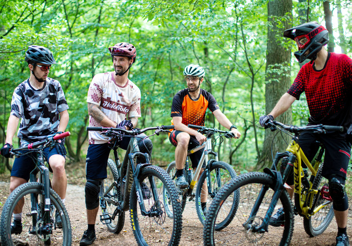 CUM TREBUIE SĂ ÎMI STEA TRICOUL MTB?
