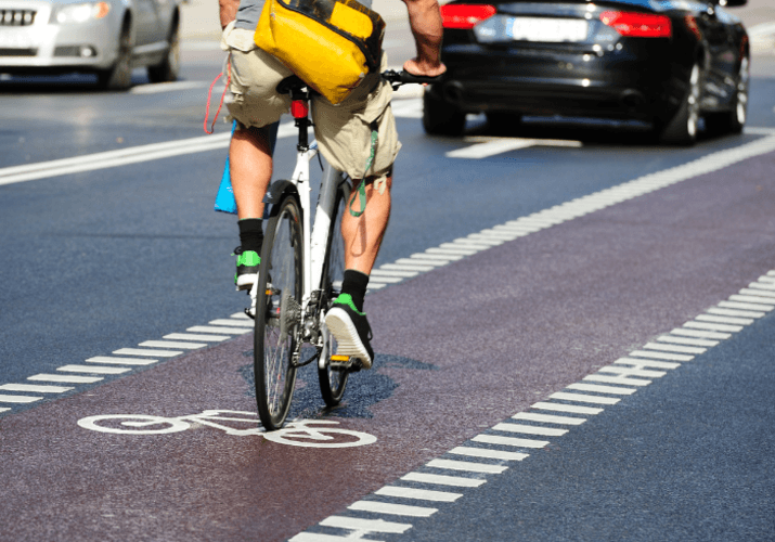Biciclist și șofer: Pentru cine sunt drumurile?