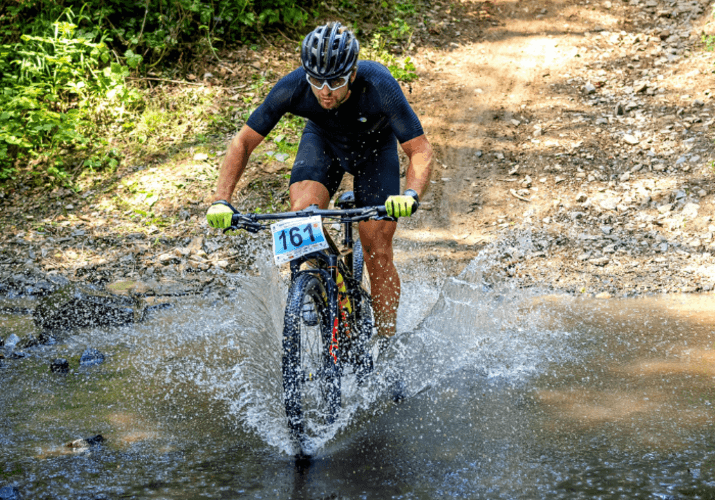 "DEZLĂNȚUIE-ȚI FIREA TA NATURALĂ" ÎN SETUL DE ÎMBRĂCĂMINTE DE VARĂ PENTRU CICLISM DE LA UYN