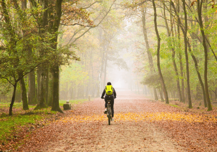 Cum să vă îmbrăcați pentru ciclism în condiții de toamnă