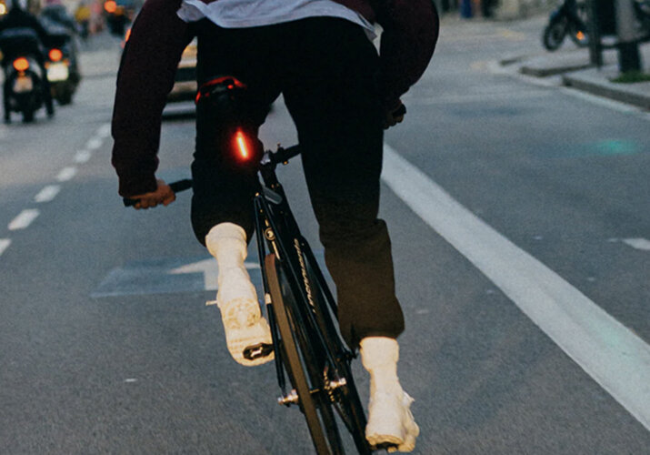 Pornește-ți mintea - pornește-ți luminile - de ce este atât de important să ai lumini pe bicicletă?