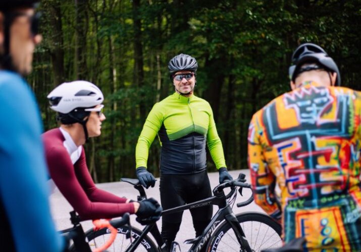 De ce să nu ne fie teamă de culori? Să le lăsăm să intre în garderoba de ciclism!