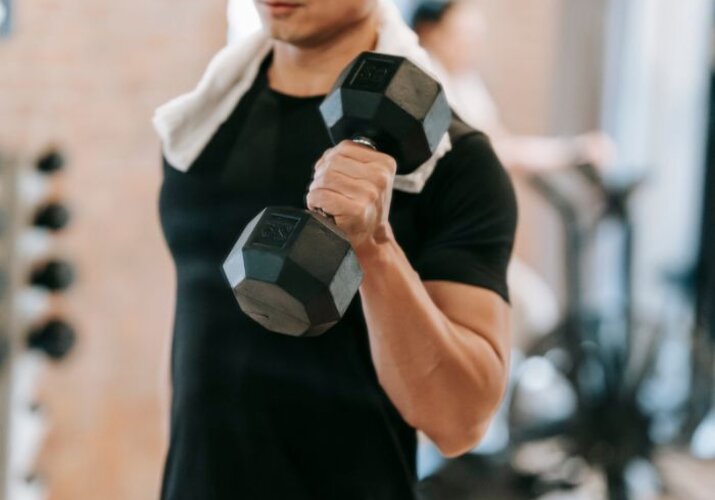 Roțile nu sunt suficiente! Ridică-ți fundul și pune mâna pe gantere (sau măcar pe tine).