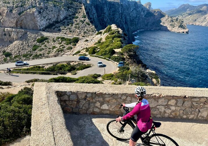 Serpentine de februarie și golfuri albastre – Mallorca pe bicicletă