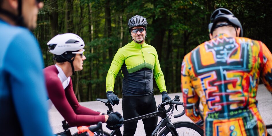 De ce să nu ne fie teamă de culori? Să le lăsăm să intre în garderoba de ciclism!>