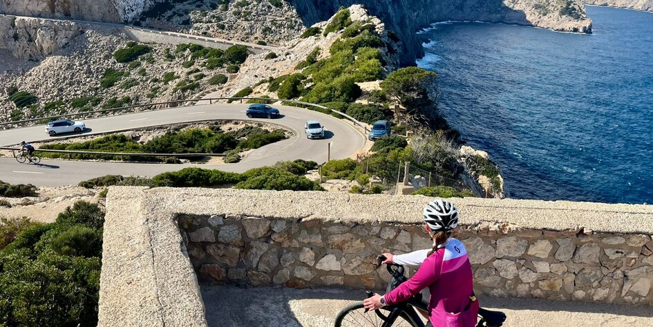 Serpentine de februarie și golfuri albastre – Mallorca pe bicicletă>