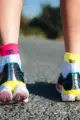 COMPRESSPORT Șosete de gleznă de ciclism - PRO RACING V4.0 RUN LOW - alb/roz/galben