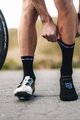 COMPRESSPORT Șosete clasice de ciclism - PRO RACING SOCKS V4.0 ULTRALIGHT BIKE - negru/alb