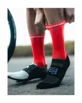 COMPRESSPORT Șosete clasice de ciclism - PRO RACING V4.0 BIKE - negru/roșu