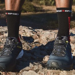 COMPRESSPORT Șosete clasice de ciclism - PRO RACING 4.0 TRAIL - negru/roșu
